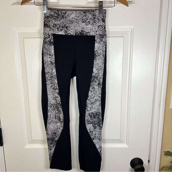 Lululemon Sweat and Repeat Crop Sz 2 Flattering Comfy Black Sterigraph Starlight - Picture 1 of 10